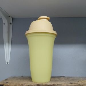 Vintage Tupperware Quick Shake Shaker